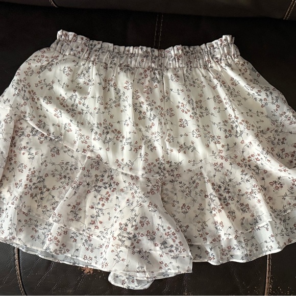 NWT Floral Ruffle Shorts, Size M - Picture 7 of 8